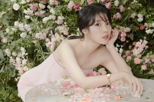 组图:韩女星IU拍珠宝写真春意盎然穿粉裙气质温柔_高清图集_新浪网 组图:韩女星IU拍珠宝写真春意盎然穿粉裙气质温柔_高清图集_新浪网