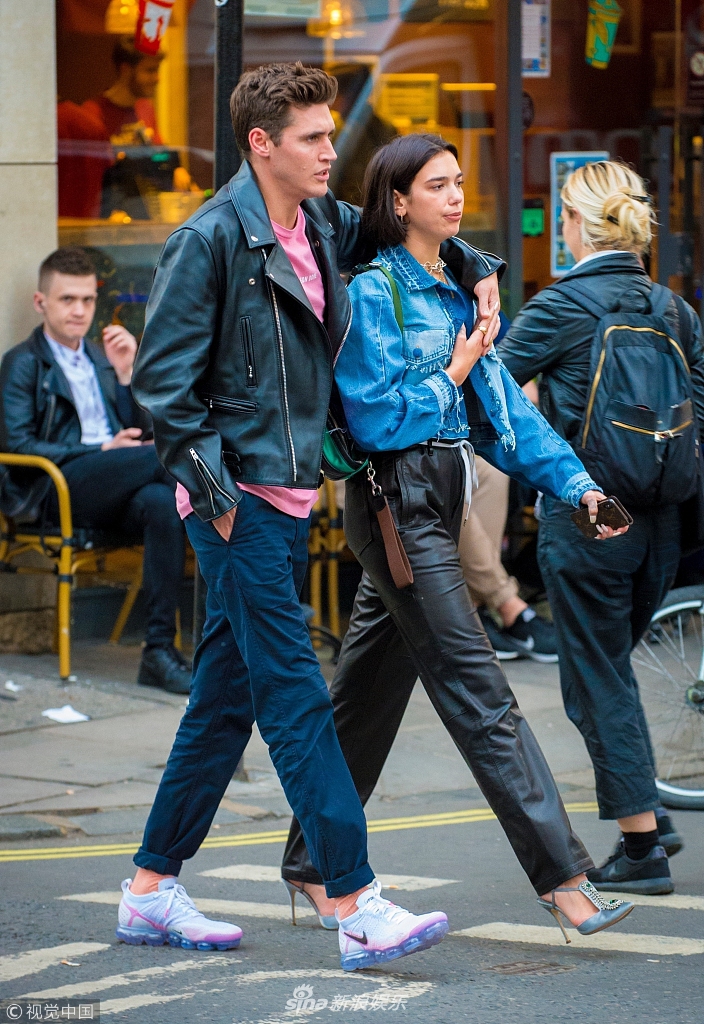 留情复燃!艾米丽·布莱克威尔勾肩男友撒娇要