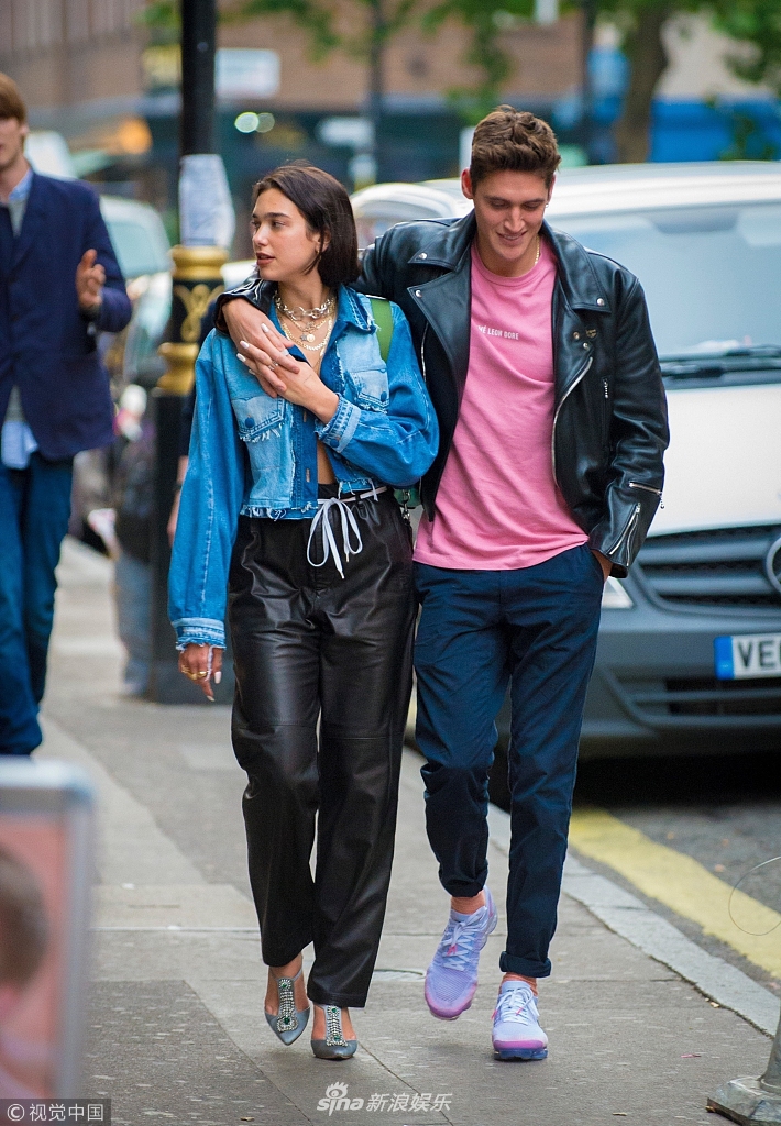 留情复燃!艾米丽·布莱克威尔勾肩男友撒娇要