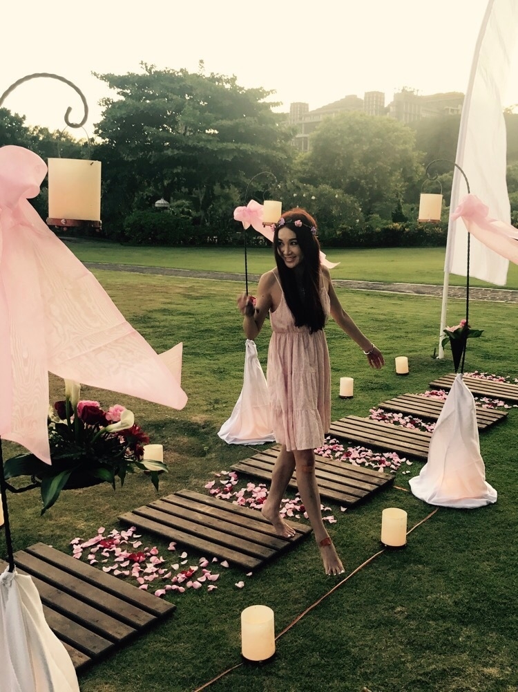 组图:52岁温碧霞穿吊带裙造型粉嫩 一家三口甜蜜度假