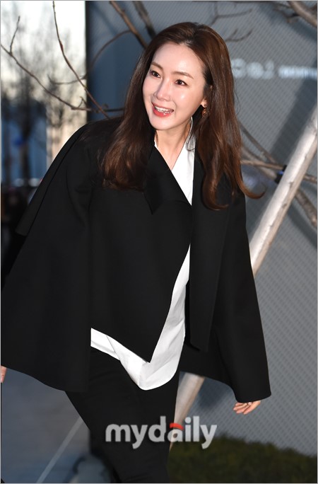 组图:42岁崔智友冻龄颜值回春 肌肤细嫩脸也不僵了