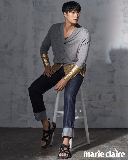 配色大胆!40岁苏志燮拍写真身材好 橙衣搭配绿裤子