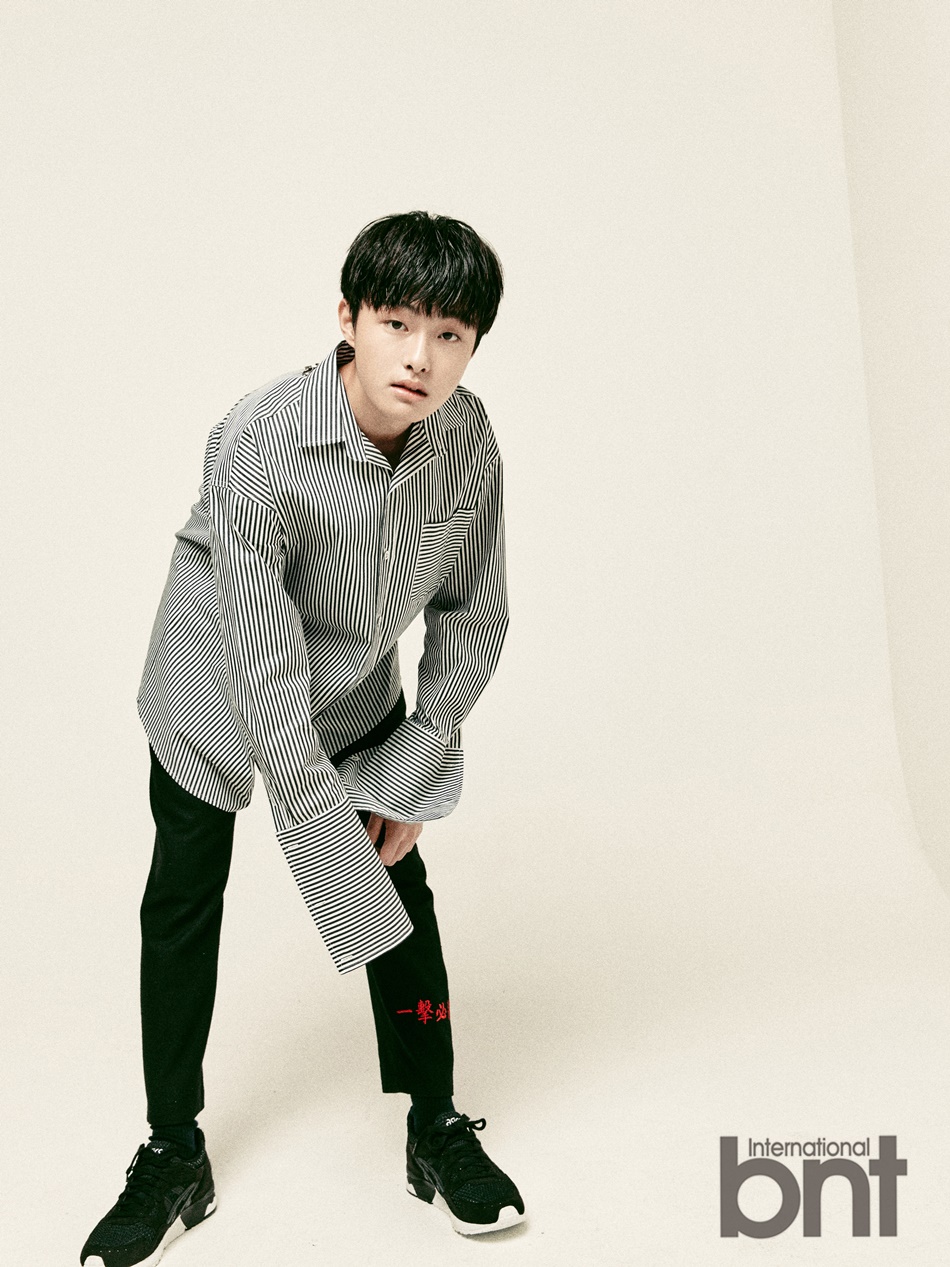 组图:韩男星尹灿荣拍写真 纯净少年展现成长面貌