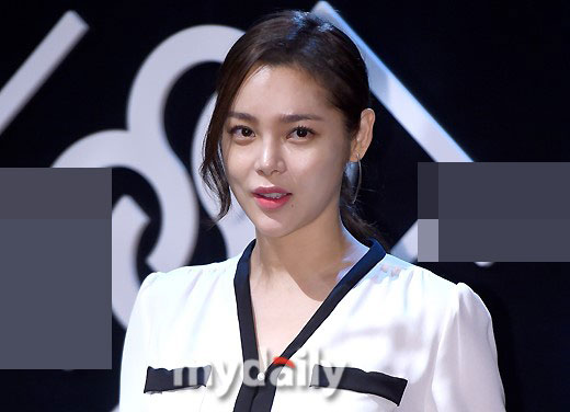 38岁韩女星朴诗妍亮相活动 面部僵硬表情不自然