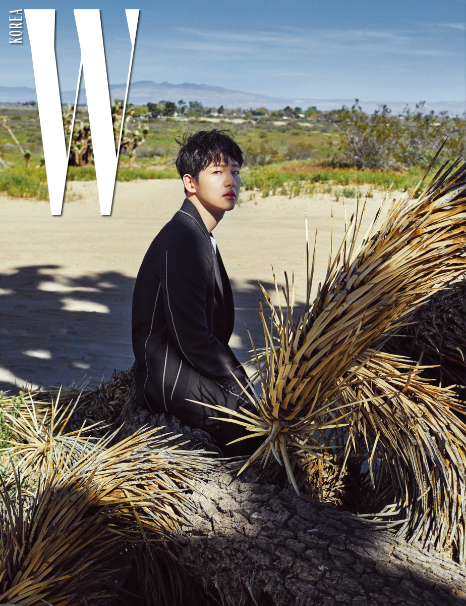 组图:宋仲基拍大片登时尚杂志 野外风光衬帅气侧颜