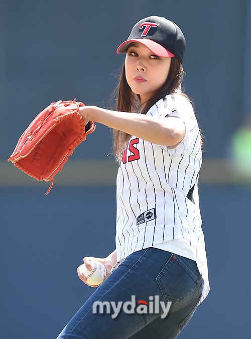 新浪娱乐讯 4月23日下午,韩国女模特韩惠珍亮相首尔某棒球场,担任了在