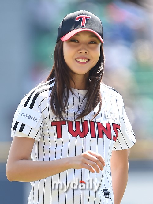 新浪娱乐讯 4月23日下午,韩国女模特韩惠珍亮相首尔某棒球场,担任了在