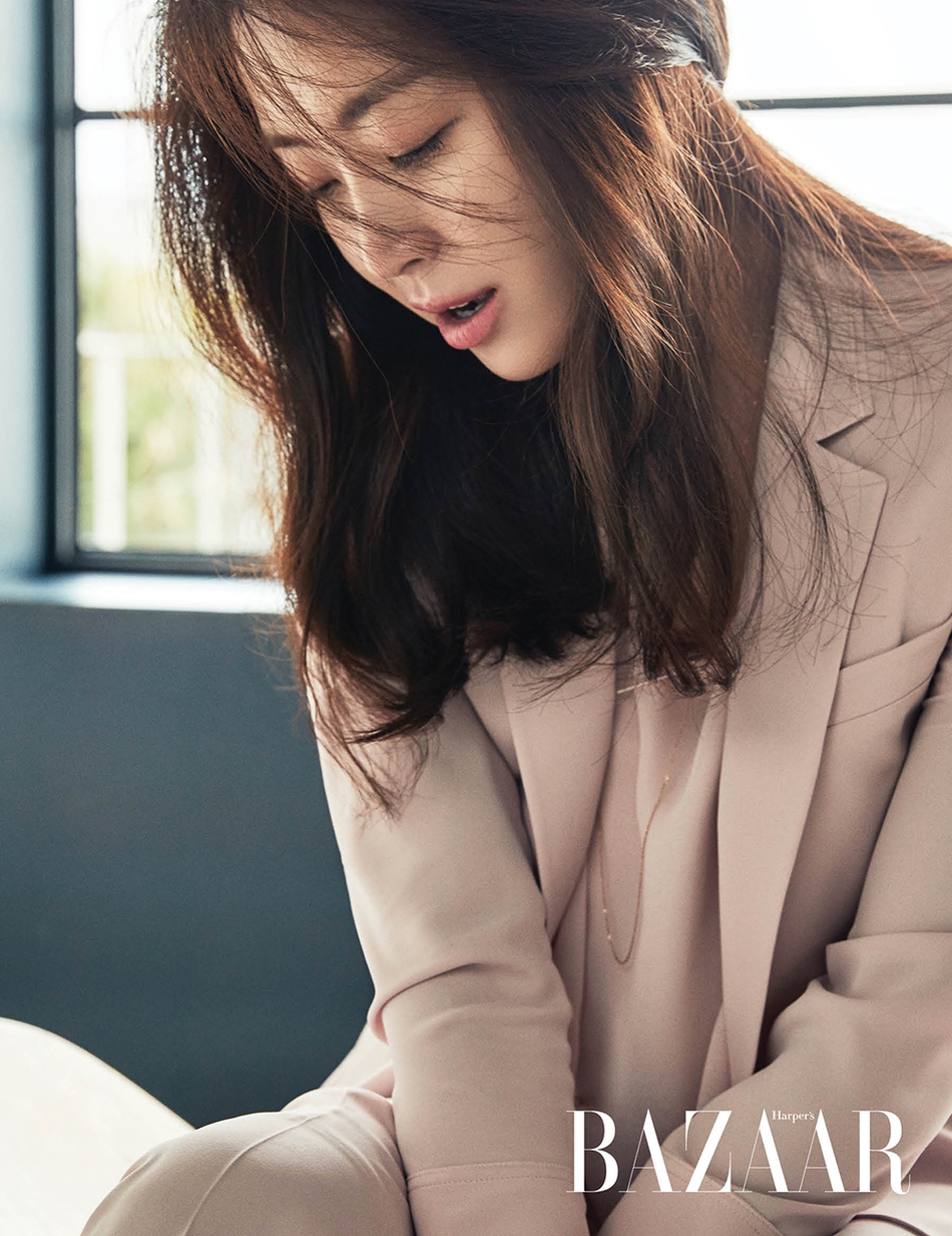 组图:韩女星宋允儿最新杂志写真 展优雅知性魅力