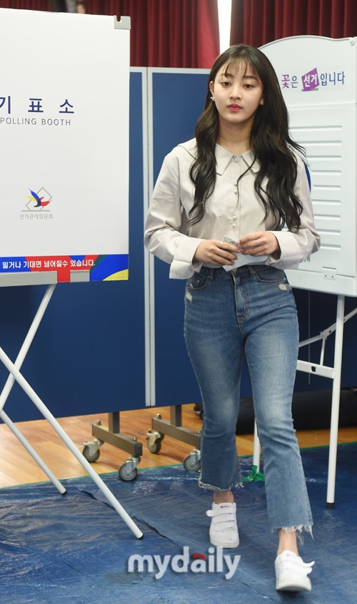 组图:twice林娜琏朴志效参加大选投票 淡妆清纯亮相