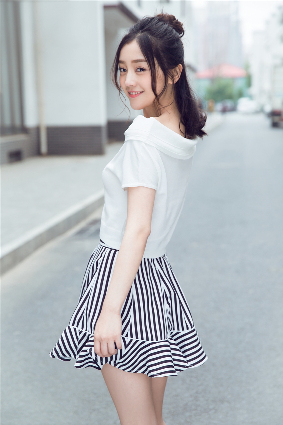 12 14:24:41 2 / 4 新浪娱乐讯 近日,演员何花曝光了一组初夏清爽写真