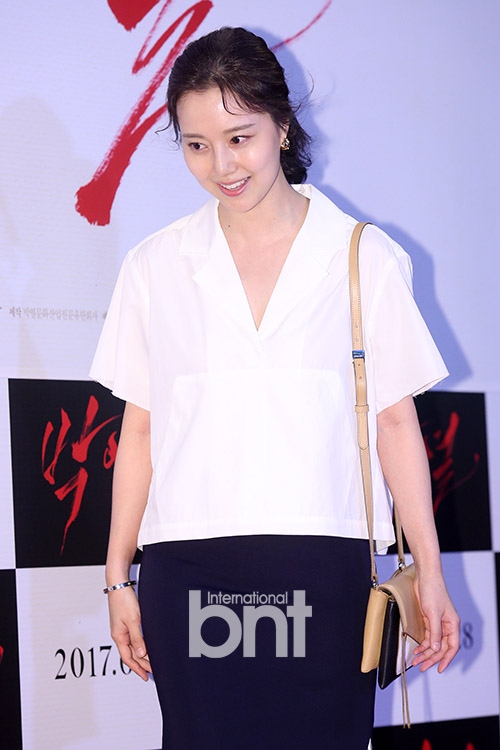 文彩元白衣黑裙装扮简约 微微发福变圆脸