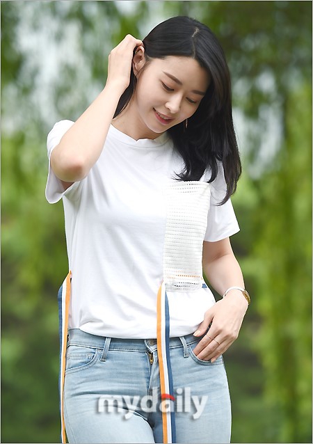 组图:权娜拉首尔接受媒体采访 曾任《奇怪的搭档》女二