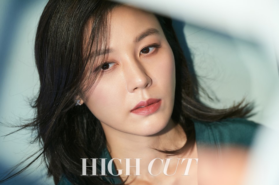 组图:美人妻金荷娜化妆花絮公开 红唇妆典雅大方