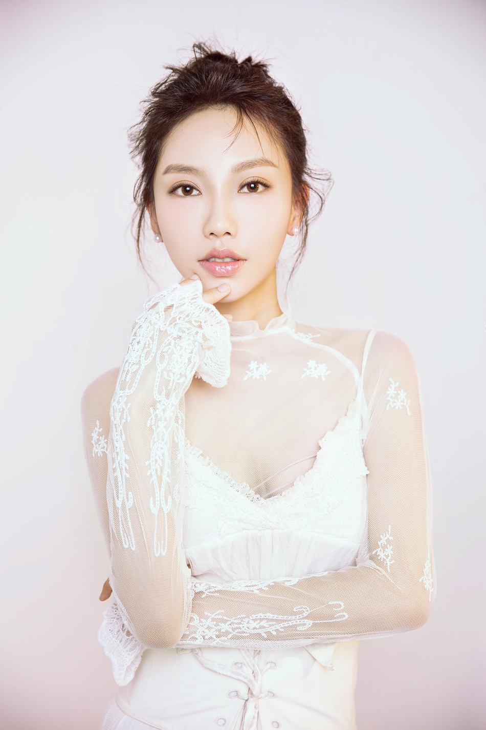 组图:贺敬轩最新写真曝光 尽显青春淑女范