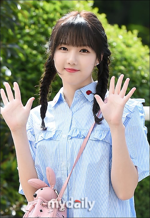 组图:gfriend艺琳扎麻花辫亮相 背粉色包清纯甜美