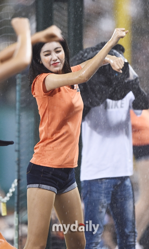 组图:韩国啦啦队美女雨中热舞 被湿身仍露微笑