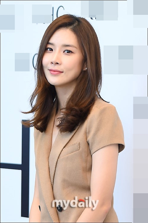组图:辣妈李宝英亮相活动 气质优雅落落大方