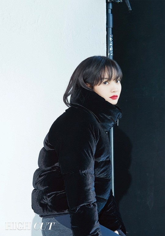 组图:金宇彬女友申敏儿拍冬装写真 黑白风魅惑冷艳