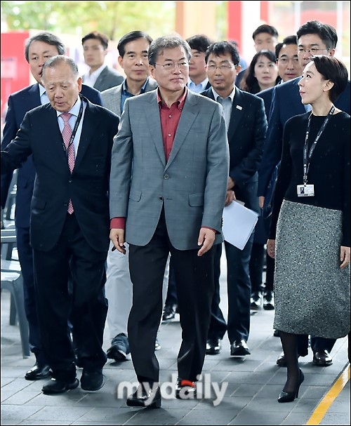 认真听工作人员介绍