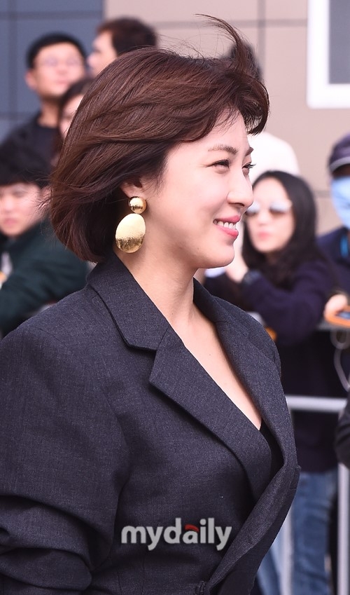 韩国女艺人河智苑携手电影导演吴宇森在釜山海云台参加了电影《追捕》