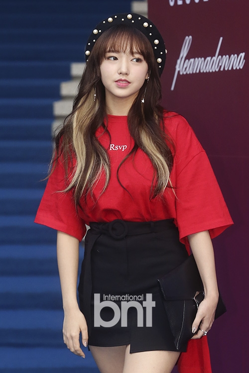 新浪娱乐讯 17日下午,韩国女团宇宙少女成员程潇出席了在首尔东大门