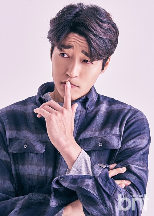 组图:韩星徐智锡拍写真 迷人熟男魅力十足
