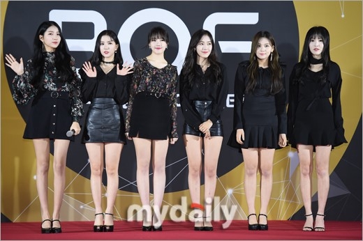 gfriend登釜山庆典开幕演出 黑白两套造型亮相