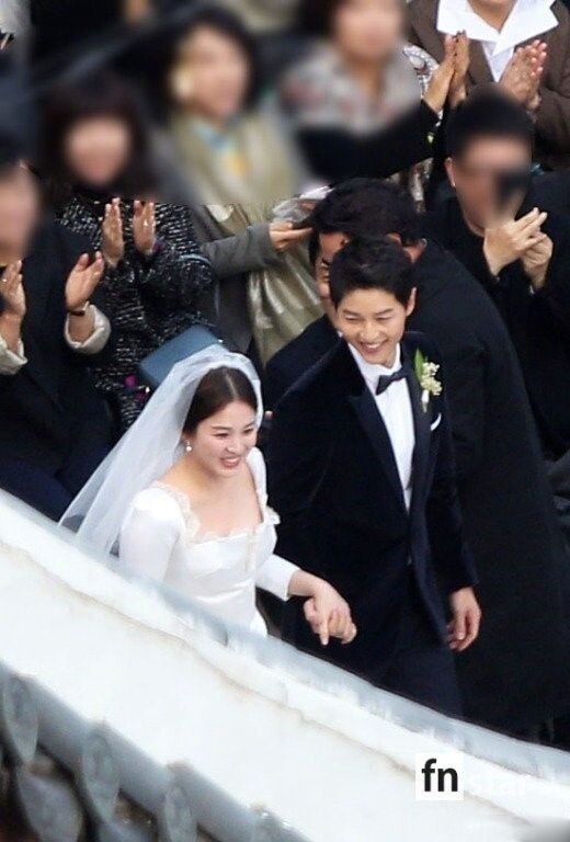组图：双宋婚礼高清大图 新郎新娘对视含情牵手