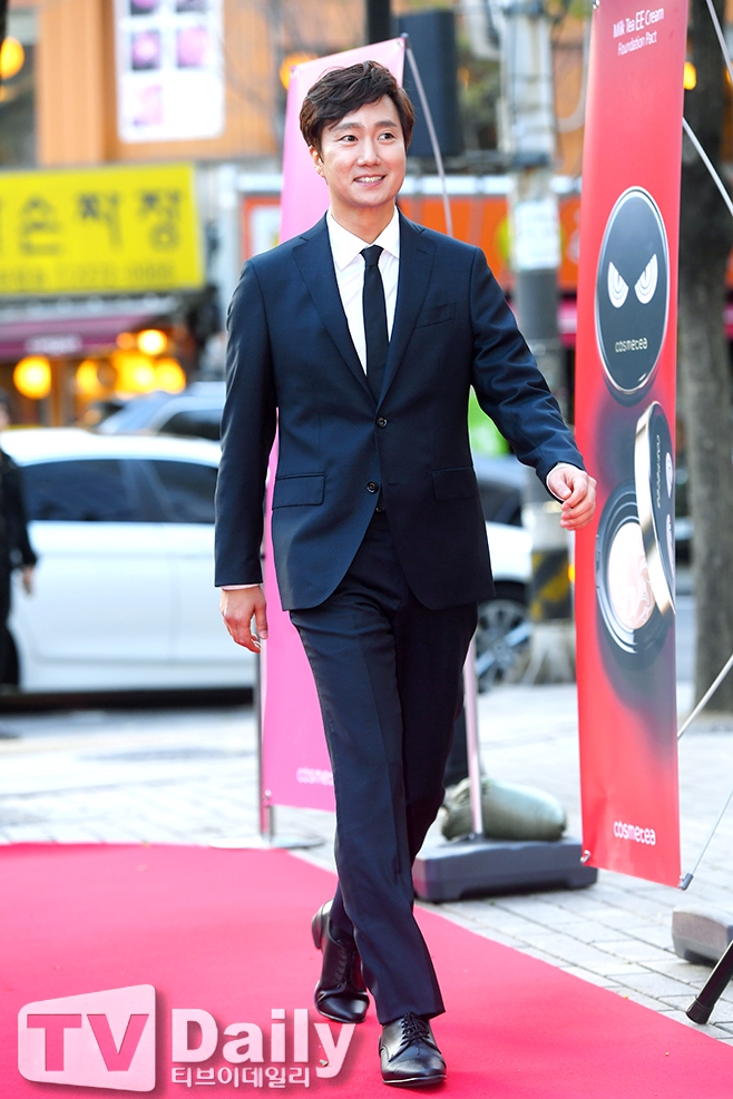 朴海日出席电影颁奖礼红毯 一身西装帅气有型