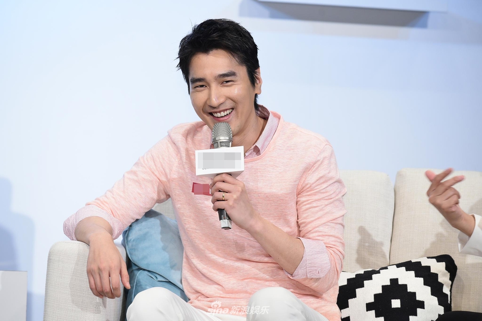 组图:赵又廷出席活动豪迈大笑 穿粉衣白裤造型