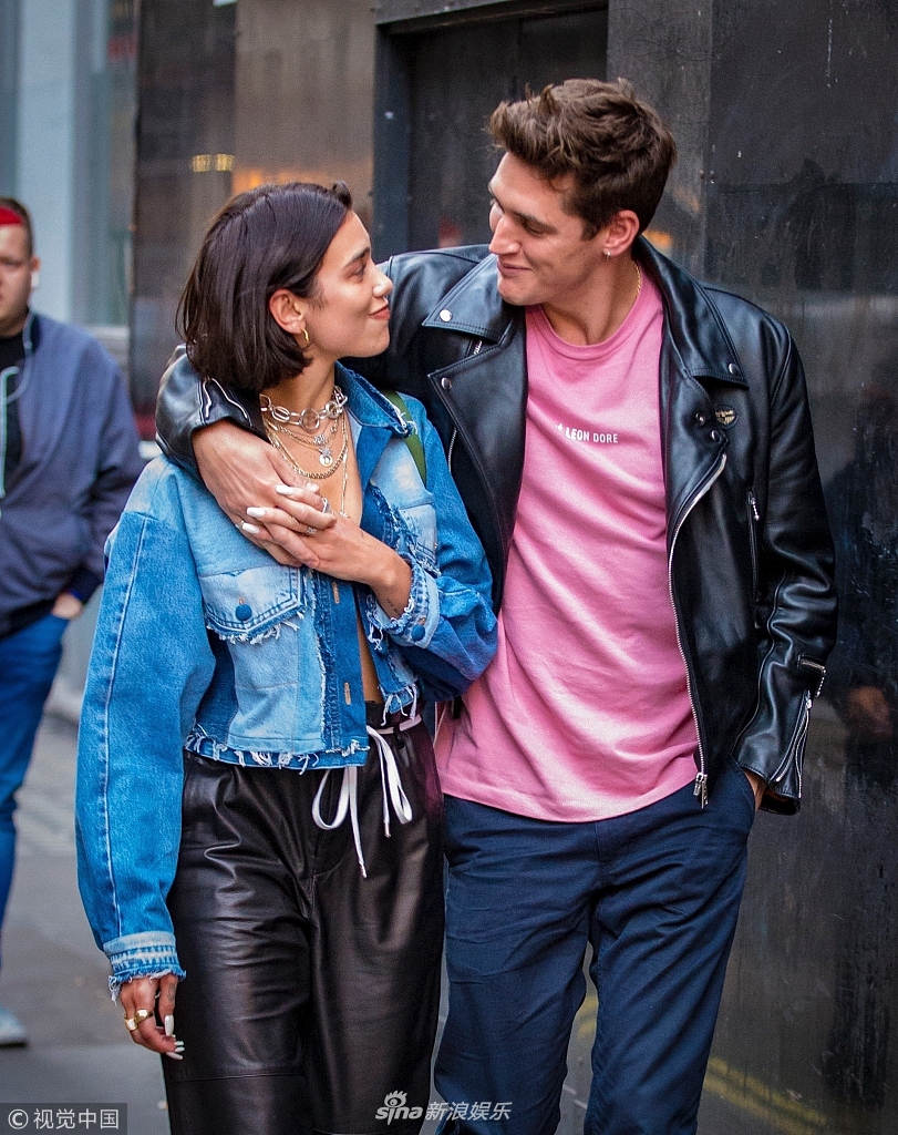 留情复燃!艾米丽·布莱克威尔勾肩男友撒娇要