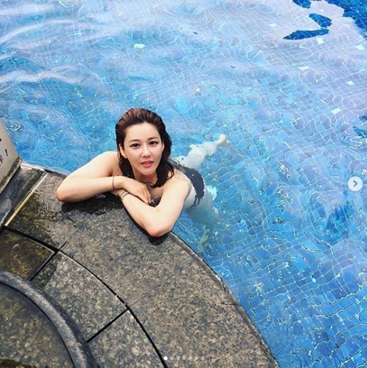 组图韩性感女星gilgun晒泳装照穿比基尼身材丰满
