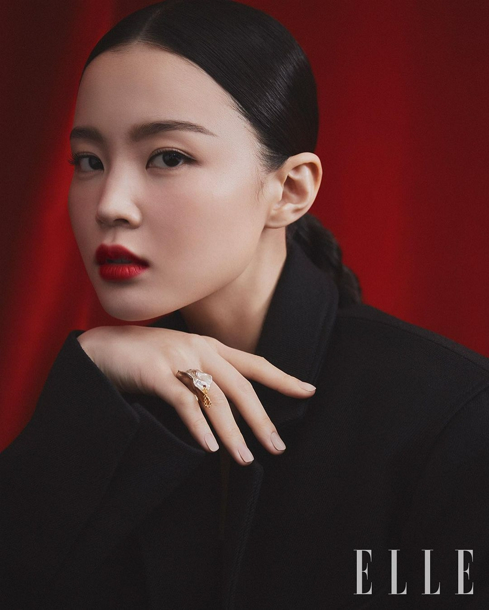 歌手李遐怡美妆风格写真 红黑双色显成熟魅力(图2)