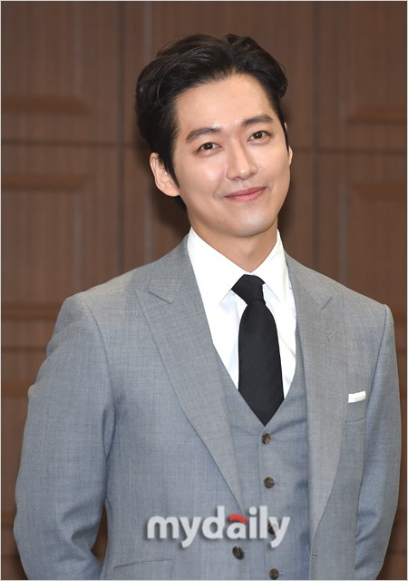 【2019.01.30【明星】南宫珉着正装亮相活动 任命形象宣传大使