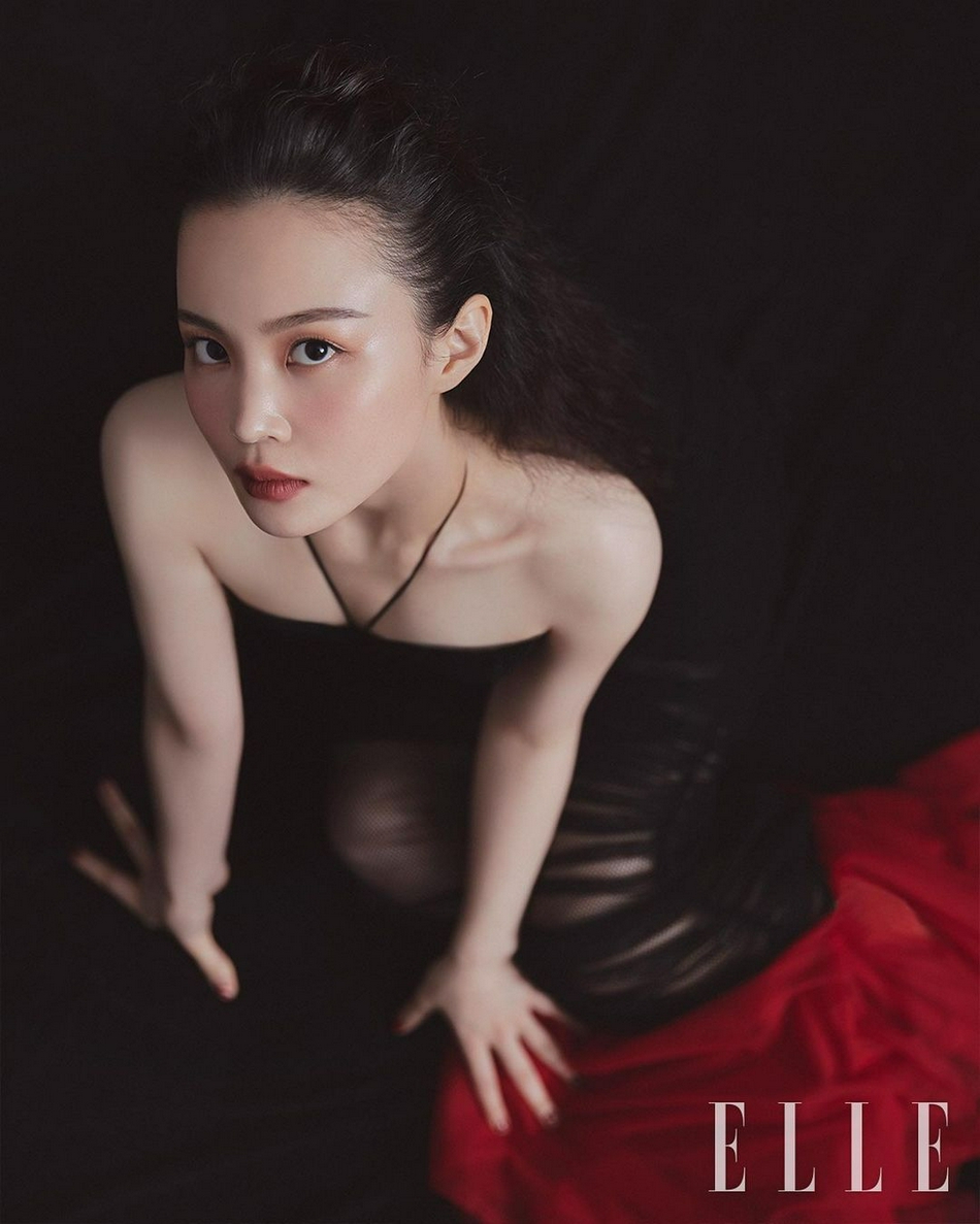 歌手李遐怡美妆风格写真 红黑双色显成熟魅力(图1)