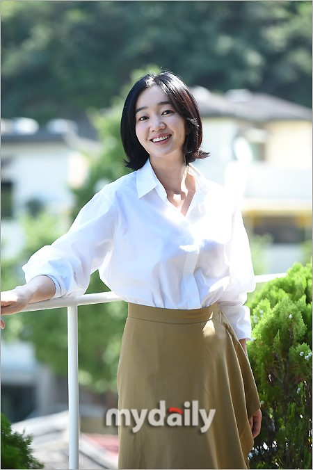 组图:秀爱宣传新电影《上流社会》 白衬衫知性笑容甜美