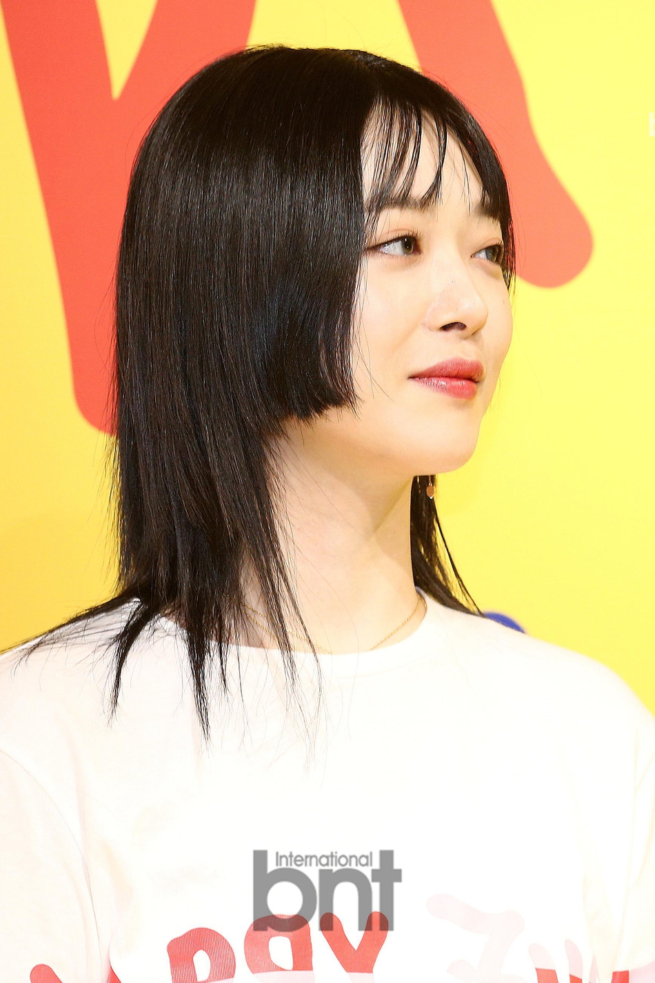 组图:崔雪莉公主切发型亮相活动 散发果汁甜美笑容