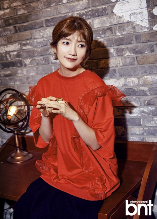 组图:《请吃饭》张素妍拍写真 大赞“弟弟”丁海寅