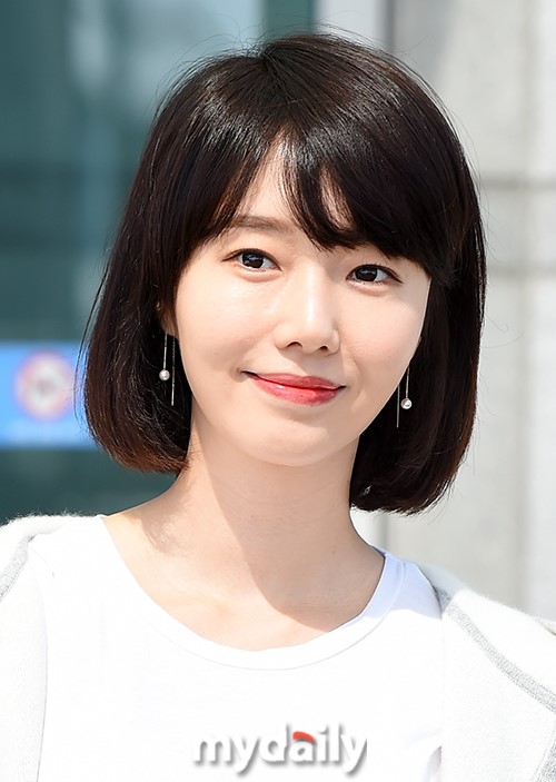 组图:38岁李贞贤现身机场 年近四十仍清新似少女