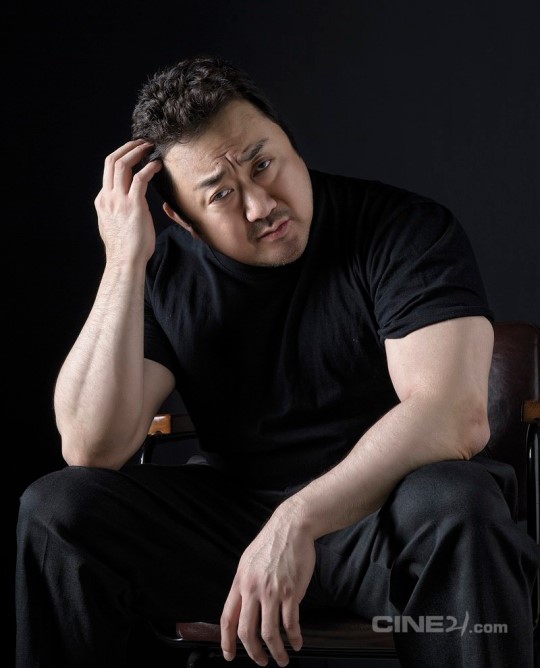组图:马东锡携《坏家伙们》主演登杂志 手臂健硕抢镜