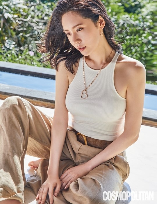 组图：秋瓷炫婚礼后巴厘岛拍写真 海边展柔美风情