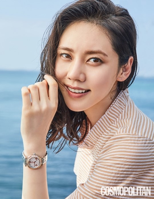 组图：秋瓷炫婚礼后巴厘岛拍写真 海边展柔美风情