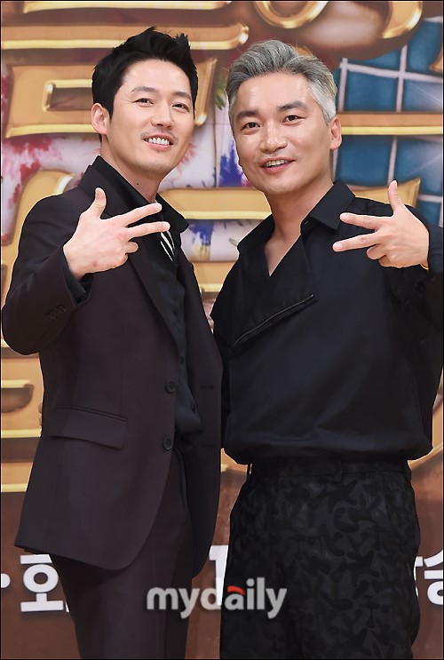 组图:张赫郑丽媛等出席新剧《油腻的浪漫》发