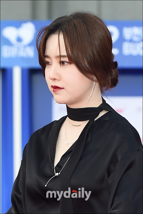 胖若两人!具惠善暗黑系妆容亮相 发福变双下巴