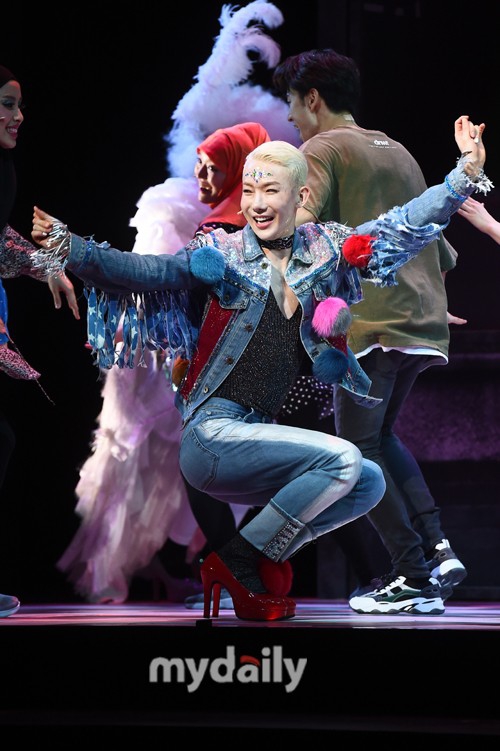 组图:韩国音乐剧《jamie》首演 赵权等穿高跟鞋热舞_高清图集_新浪网