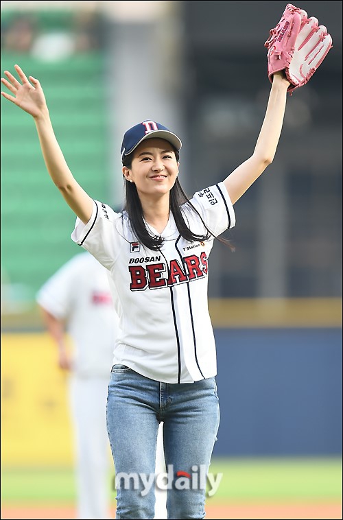组图：2018韩国小姐季军亮相绿茵场 为棒球比赛开球