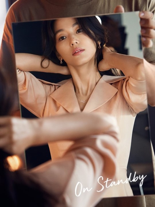 「奇趣网」女神依旧！全智贤产后拍写真 露迷人锁骨优雅美如画