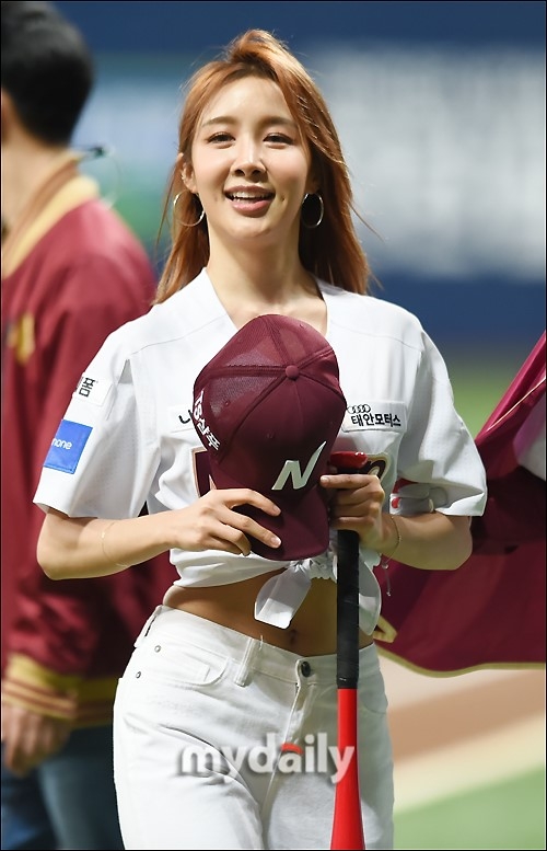 组图:韩女团blah blah扔棒球 赛场上大凹曲线秀翘臀