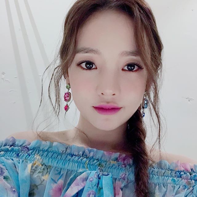 组图:具荷拉晒照小露香肩 披长发女人味十足