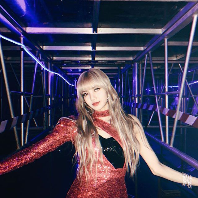 blackpink成员资料简介,blackpink成员介绍资料 组图:blackpink成员lisa登封面 金发芭比香肩诱人